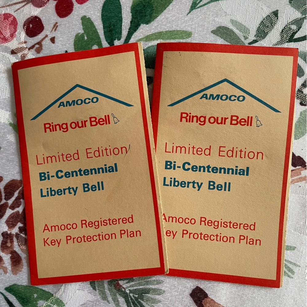 VINTAGE 2 AMOCO LIMITED EDITION BI-CENTENNIAL LIBERTY BELL KEY RINGS.